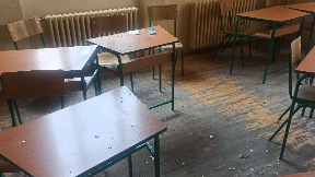 Đaci polivali parket vodom