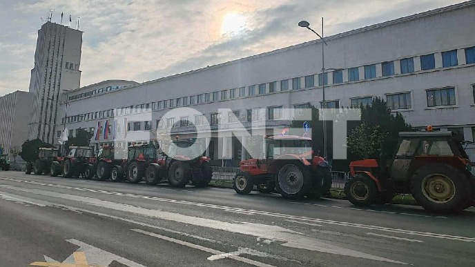 Traktori ispred Banovine