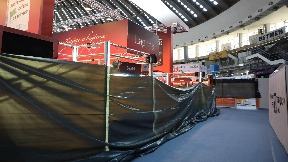 Crni flor na štandovima 