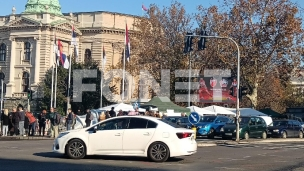 Mirno ispred Skupštine