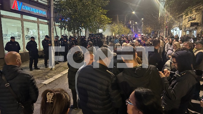 Napeto ispred prostorija SNS
