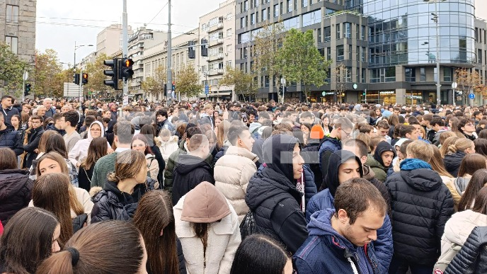 Tišina s jedne strane ograde
