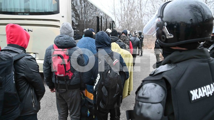 U dva kombija 48 migranata 