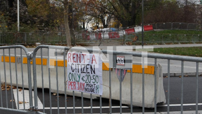 Ukloniti ogradu kod Skupštine