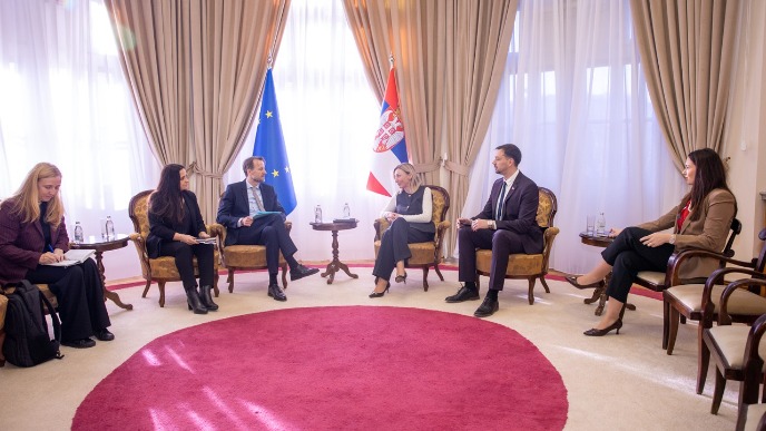 Vratiti dijalog u institucije