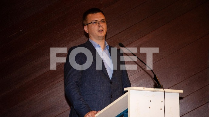 Vlast rasparčava Srbiju