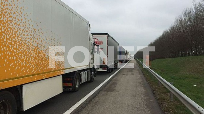 Kamioni satima stoje u koloni