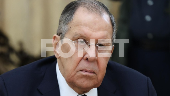 Patetična Makronova politika