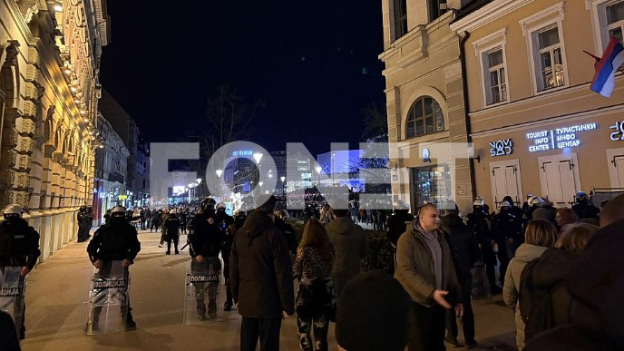 Policija razdvaja dva skupa 