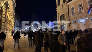 Policija razdvaja dva skupa 