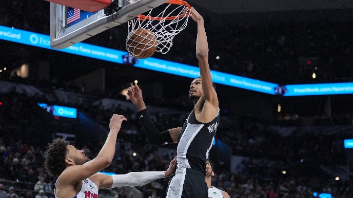 San Antonio - Detroit 121:106