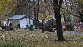 Ko finansira Ćacilend?