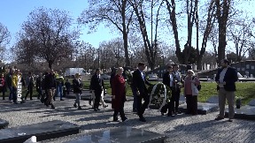 Odavanje počasti na groblju