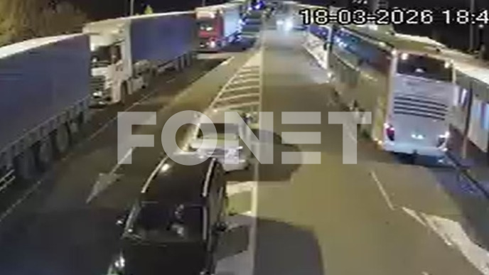 Kamioni satima na granici