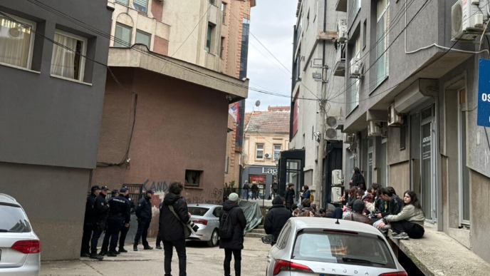 Skup ispred zgrade Suda