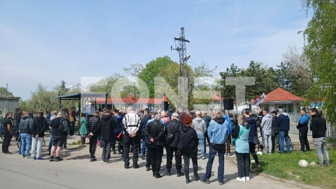 Građani ispred zatvora