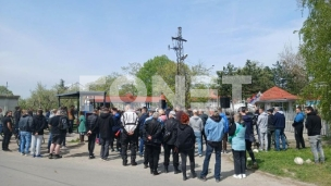 Građani ispred zatvora