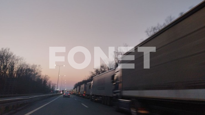 Kamioni čekaju dva sata