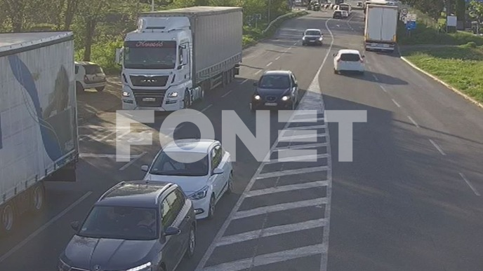 Kamioni čekaju četiri sata 