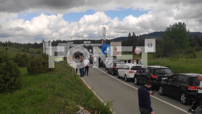 Nikšićani zadržani na granici 