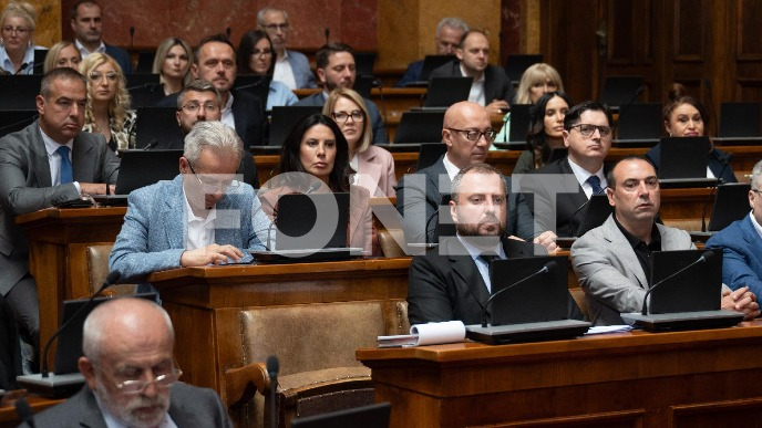 Opomena Lukiću zbog žena