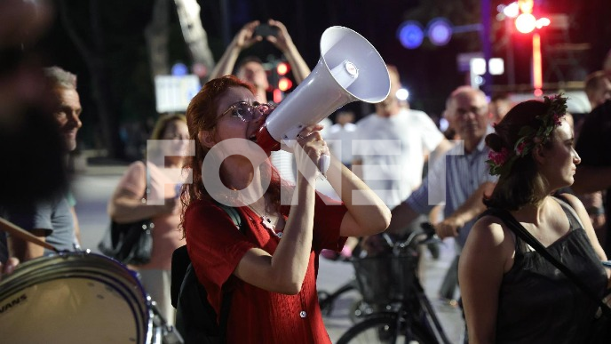 Vodeni topovi za demonstrante