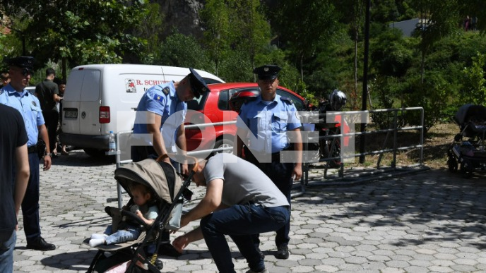 Policija pretresala vernike 