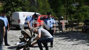 Policija pretresala vernike 