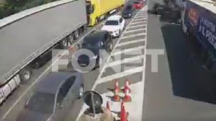 Kamioni čekaju ti sata 