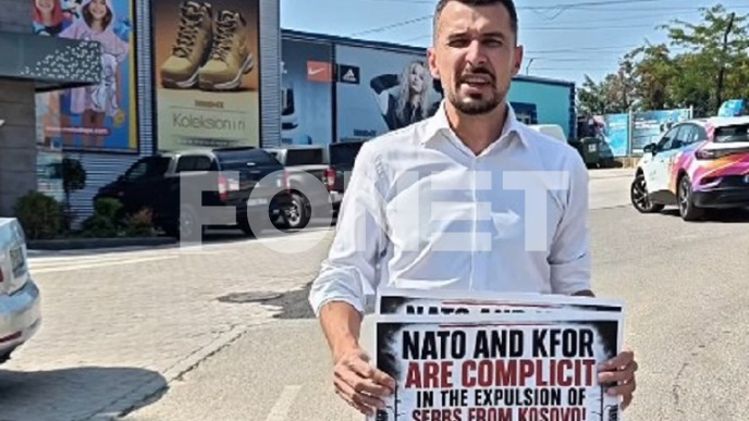 Privedeni zbog plakata 