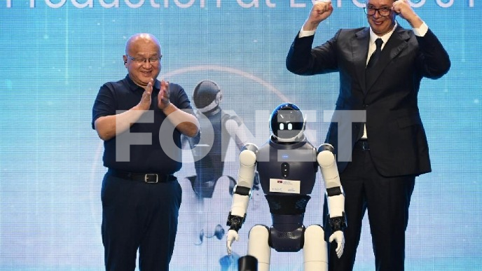 Vučić: Srbi, paet u glavu