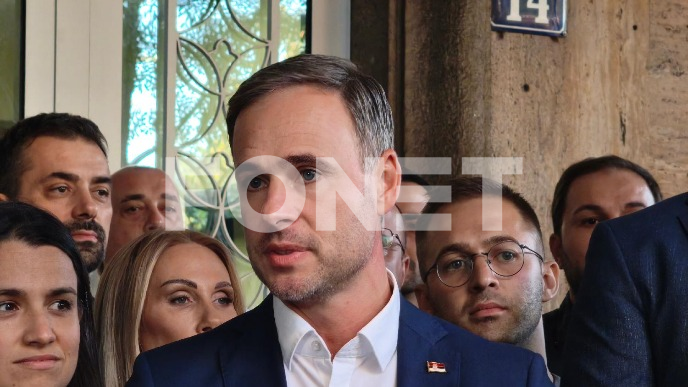Vučić da bude bez funkcije 