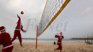 Deda Mraz igra odbojku na pesku