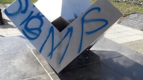 Oskrnavljen spomenik