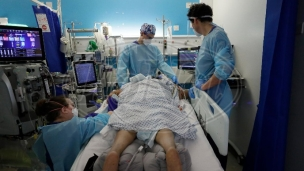 Troje umrlo, deset na respiratorima