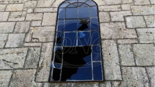 Razbijeni prozori na crkvi