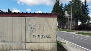 Na grafitu Pupovac na vešalima