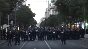 Policajci gađani jajima