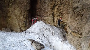 Otapanje leda u jamama Velebita
