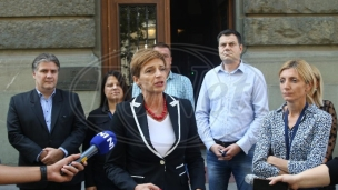 Iza moćnika stoji Vučić