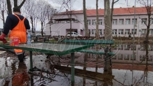 Poplavljeno dvorište škole