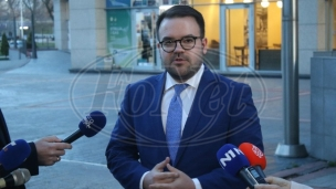 Vučić da raspiše referendum