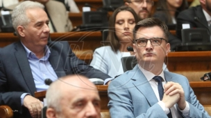 Sednica počela pitanjima