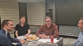 Vučić se priprema uz sendviče