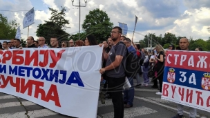 Kolona kosovskih Srba na mostu