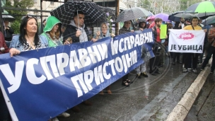 Građani pred ulazom RTS