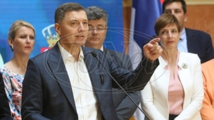 Sve u vezi sa Vučićem je laž