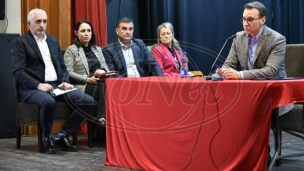 Kurti se služi trikovima 