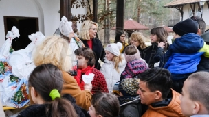 Sa decom u porti crkve 